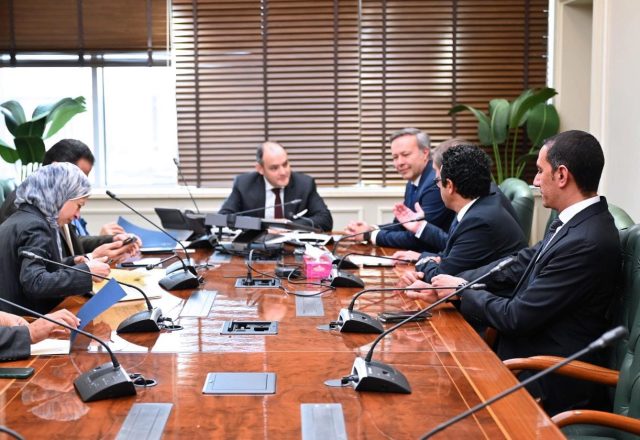 المهندس أحمد سمير وزير التجارة والصناعة يلتقي وفد شركة بي اس اتش العالمية المالكة للعلامة التجارية 
