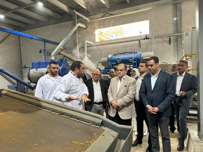 وزير التجارة والصناعة ومحافظ بورسعيد يتفقدان مصنع بورسعيد ستار لإنتاج الأسماك المدخنة