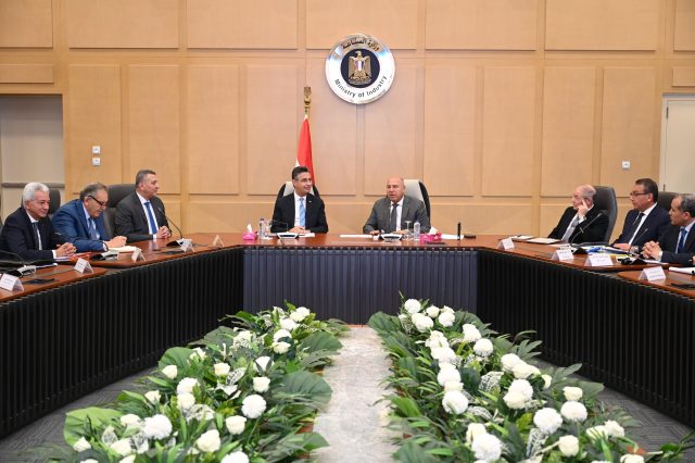 خلال لقاء نائب رئيس مجلس الوزراء للتنمية الصناعية وزير الصناعة والنقل مع وزير التموين والتجارة الداخلية