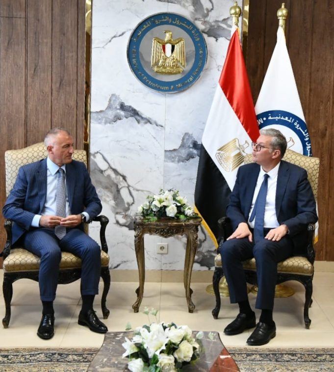 وزير البترول يستقبل وفداً رفيع المستوى من شركة إيني الإيطالية لتعزيز التعاون في قطاع الطاقة