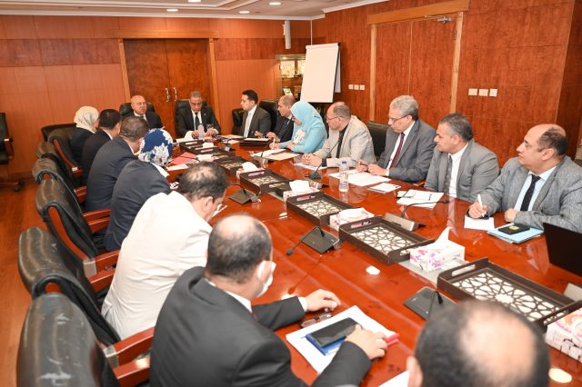 وزير الصناعة والنقل يناقش تحديات المناطق الصناعية في الفيوم: إعادة طرح الأراضي للمستثمرين الجادين وخطوط نقل لخدمة العمالة