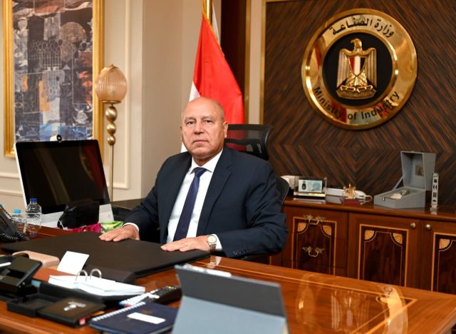 الشهر العقاري يوجه كافة فروعه ومكاتبه بحظر أي إجراء نقل للملكية للأراضي الصناعية إلا بعد موافقة هيئة التنمية الصناعية