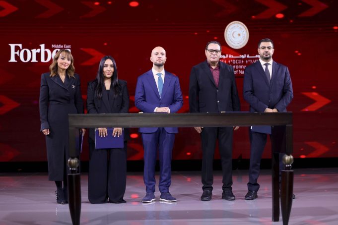 وزارة الاتصال والشؤون السياسية الليبية وفوربس الشرق الأوسط توقعان اتفاقية لاستضافة أول قمة استثمارية في ليبيا