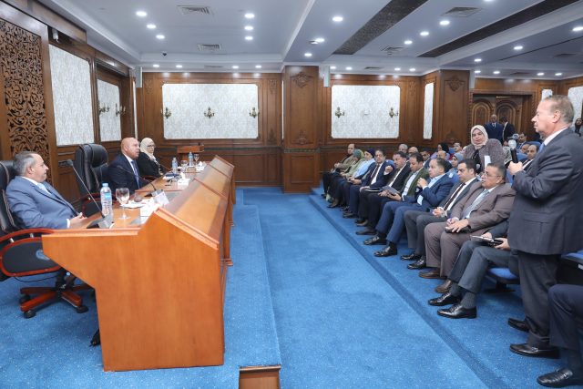 نائب رئيس مجلس الوزراء للتنمية الصناعية وزير الصناعة والنقل يبحث مع محافظ ومستثمري بورسعيد تحديات المناطق الصناعية بالمحافظة وسبل حلها