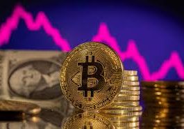انخفاض عملة البيتكوين تحت حاجز 100 ألف دولار وسط تأثيرات صعود شركة DeepSeek الصينية