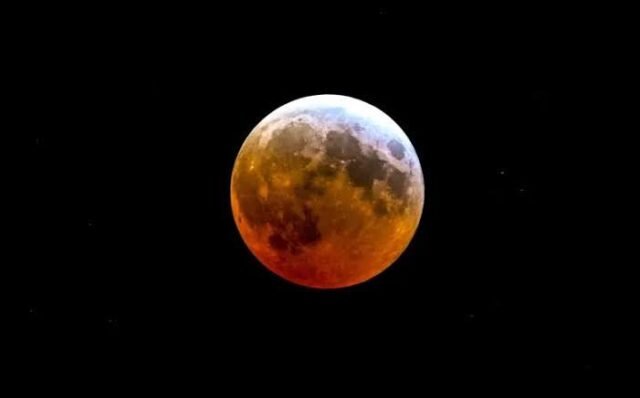 خسوف قمري جزئي عميق يزين سماء المنطقة فجر الجمعة